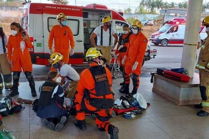 Bombeiros usaram três viaturas e 15 militares durante o socorro, além da aeronave do Resgate Aéreo - (crédito: CBMDF/Divulgação) Bombeiros usaram três viaturas e 15 militares durante o socorro, além da aeronave do Resgate Aéreo - (crédito: CBMDF/Divulgação)