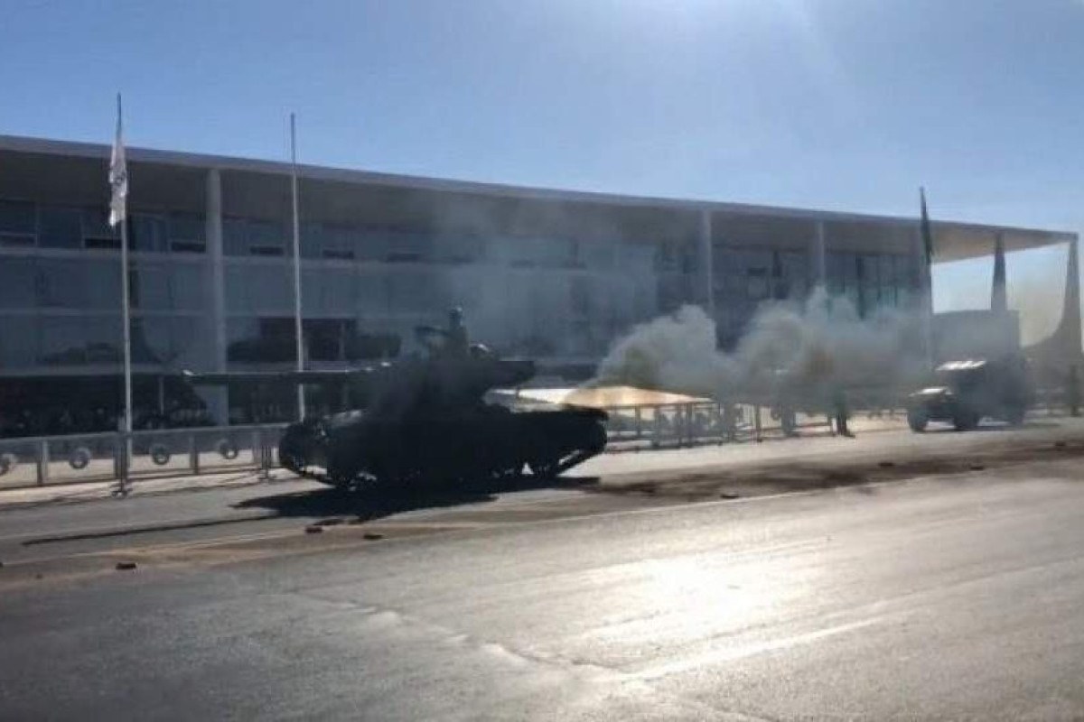 Com desfile militar, Bolsonaro só mostrou a potência do meme