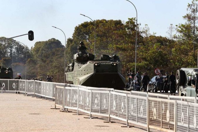 Desfile de blindados militares em Brasília vira meme nas redes