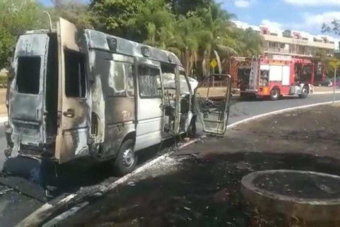 O paciente foi carregado em uma maca após a ambulância ser evacuada por causa do fogo -  (crédito: CBMDF/Divulgação)