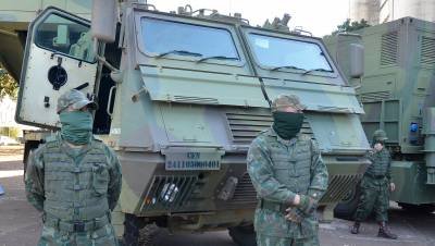 10/08/2021 Crédito: Ed Alves/CB/D.A Press.  Politica. Desfile das forças Armadas em frente do Palacio do Planalto. O Presidente da Republica Jair Bolsonaro e varios ministro e os comandantes das força presente nesse ato. Veiculos do Execito e Marinha estacionados proximo ao ministerios da Defesa.