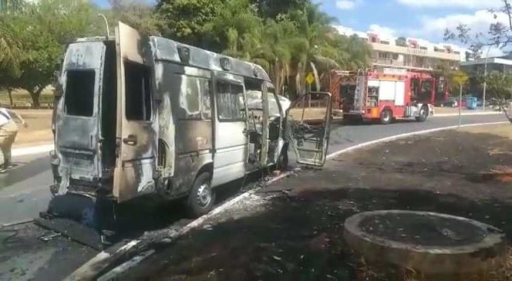 Ambulância pega fogo enquanto transportava paciente para Hospital