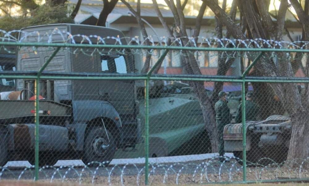 Militares desfilam na Esplanada e entregam convite a Bolsonaro