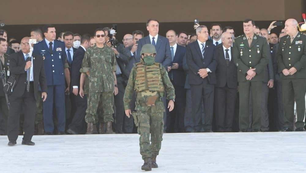 Militares desfilam na Esplanada e entregam convite a Bolsonaro