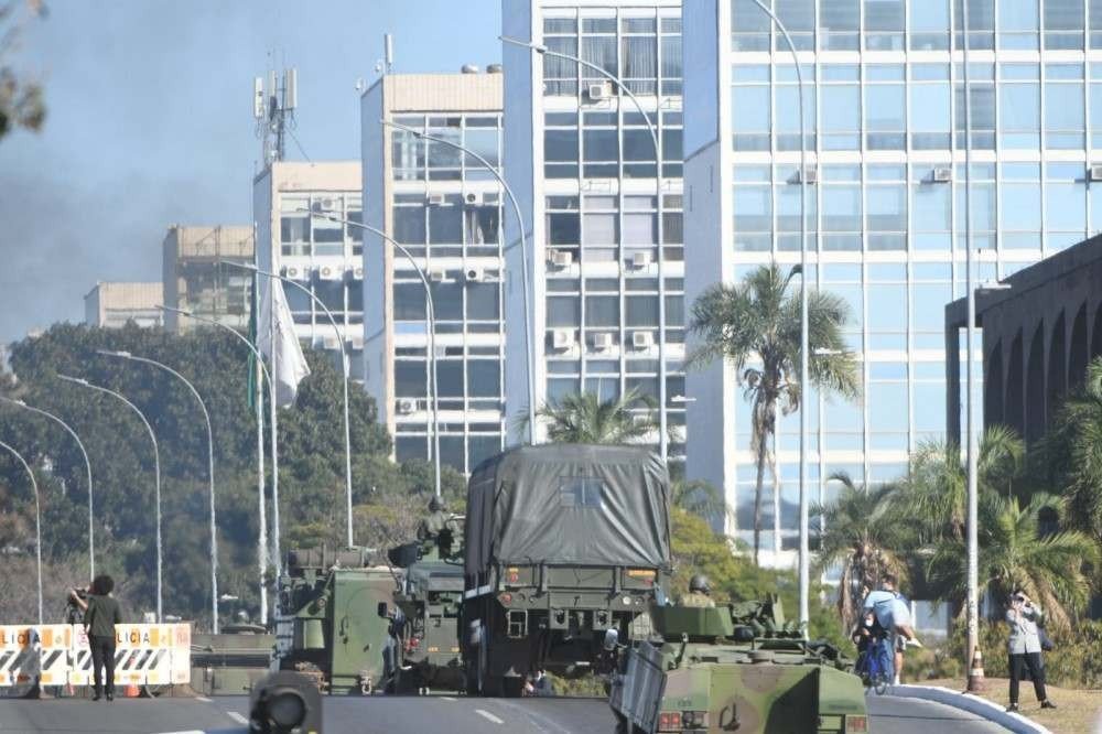 Militares desfilam na Esplanada e entregam convite a Bolsonaro