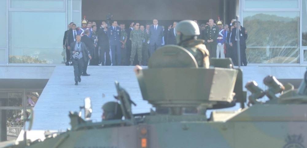 Militares desfilam na Esplanada e entregam convite a Bolsonaro