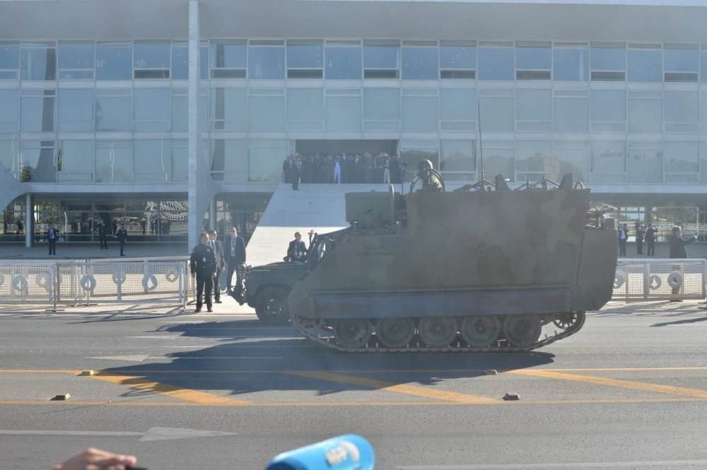 Militares desfilam na Esplanada e entregam convite a Bolsonaro