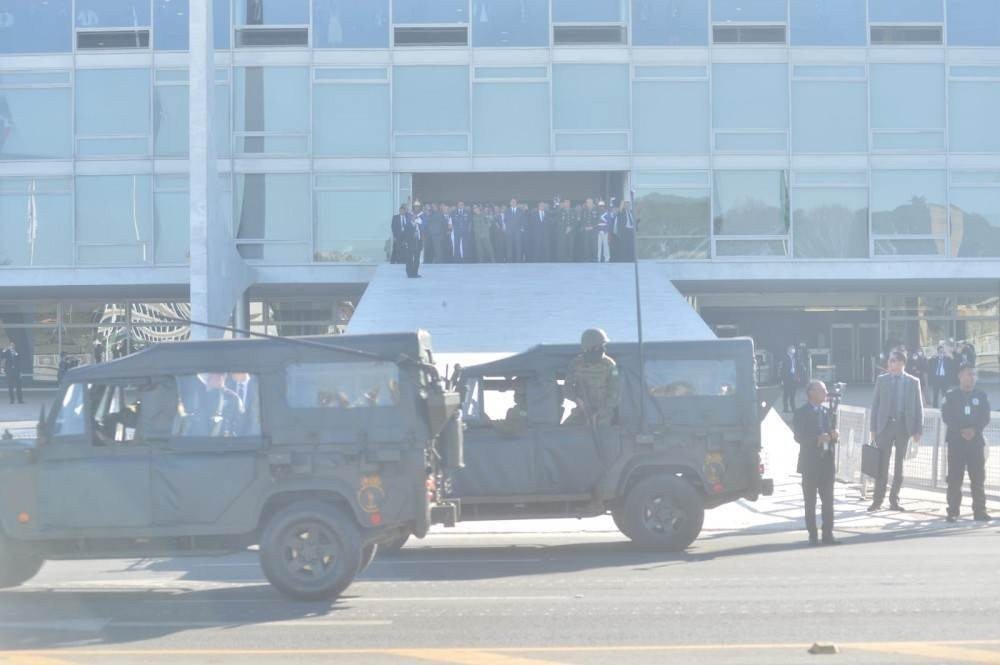 Militares desfilam na Esplanada e entregam convite a Bolsonaro