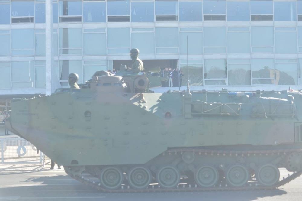 Militares desfilam na Esplanada e entregam convite a Bolsonaro