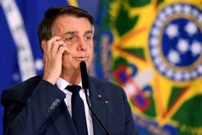 Brazilian President Jair Bolsonaro delivers a speech during the g ceremony of the Provisional Measure that changes the rules for fuel trade, at Planalto Palace in Brasilia, on August 11, 2021. Bolsonaro questioned once again the reliability of the elections in Brazil, a day after Congress rejected a proposal to alter the electronic voting system that he criticizes, and added that the bill was not approved because part of the lawmakers had been blackmailed, but did not give further details. (Photo by EVARISTO SA / AFP) - (crédito: EVARISTO SA) Brazilian President Jair Bolsonaro delivers a speech during the g ceremony of the Provisional Measure that changes the rules for fuel trade, at Planalto Palace in Brasilia, on August 11, 2021. Bolsonaro questioned once again the reliability of the elections in Brazil, a day after Congress rejected a proposal to alter the electronic voting system that he criticizes, and added that the bill was not approved because part of the lawmakers had been blackmailed, but did not give further details. (Photo by EVARISTO SA / AFP) - (crédito: EVARISTO SA)