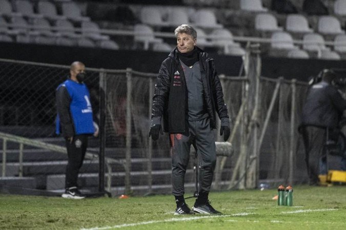 Renato conta que cobrou atitude do quarto árbitro. Episódio aconteceu na volta do intervalo - (crédito: Alexandre Vidal/Flamengo) Renato conta que cobrou atitude do quarto árbitro. Episódio aconteceu na volta do intervalo - (crédito: Alexandre Vidal/Flamengo)