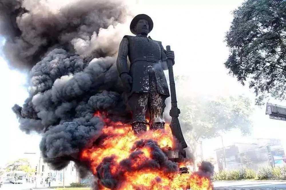 MP pede condenação de motoboy por incendiar estátua de Borba Gato