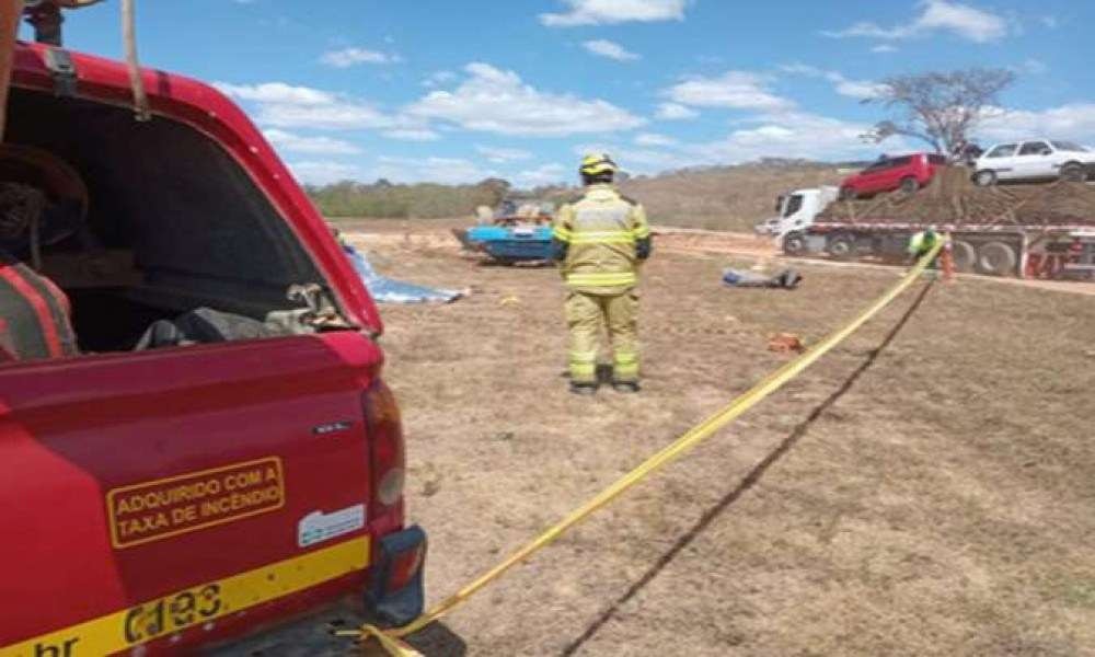 Caminhão capota e deixa três mortos na BR-135, em Montes Claros (MG)