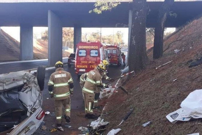 Trânsito na região foi interrompido enquanto os bombeiros prestavam assistência - (crédito: Divulgação/ CBMDF) Trânsito na região foi interrompido enquanto os bombeiros prestavam assistência - (crédito: Divulgação/ CBMDF)