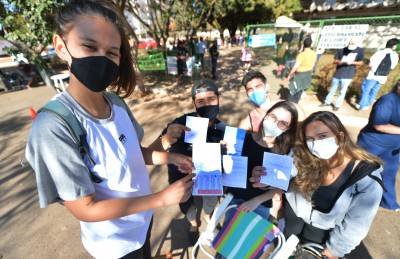 12/08/2021 Crédito: Ed Alves/CB/D.A Press. Cidades. Vacinação para Jovens de 20 anos ou mais. UBS 13 na 113/114 Norte. Na foto Amanda Martins, Ana Luisa Drummond (Preto),  Luisa Vera de Oliveira, Geovani Coelho (Bone) e Julio Ferreira.