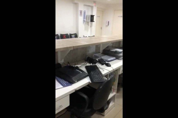 Itens quebrados no consultório, em Vicente Pires; acusada terá de usar tornozeleira eletrônica e não poderá se aproximar da vítima - (crédito: PCDF/Divulgação) Itens quebrados no consultório, em Vicente Pires; acusada terá de usar tornozeleira eletrônica e não poderá se aproximar da vítima - (crédito: PCDF/Divulgação)