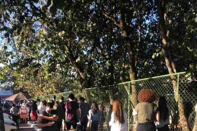 Vacinação de pessoas acima de 20 anos na UBS 2 do Guará