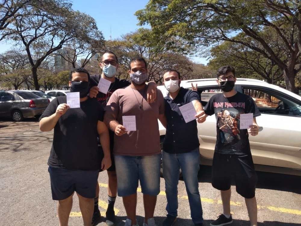 Grupo de amigos marcam reencontro em ponto de vacina&ccedil;&atilde;o no DF