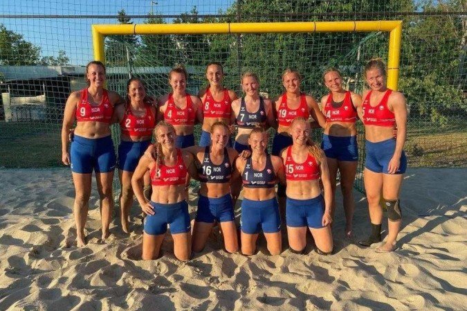 Jogadoras de handebol de praia da Noruega foram multadas por se negarem a usar biquíni  