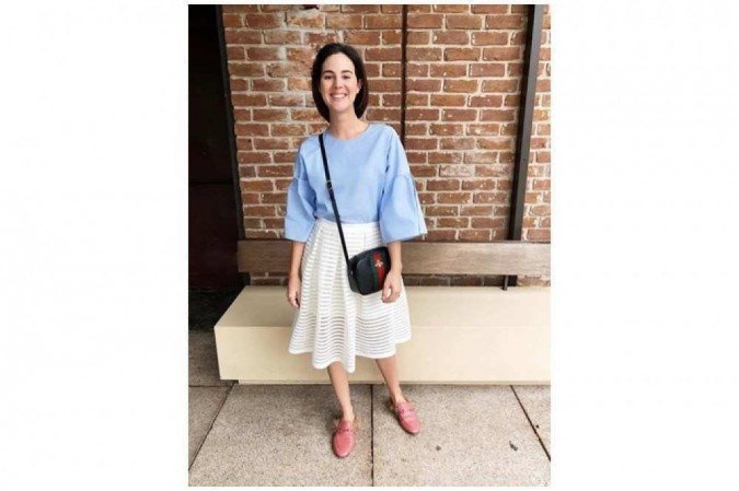 Victoria Ceridono veste saia midi com sapato rosa com pelinhos. Os tons suaves ajudam a compor o visual elegante e fluido