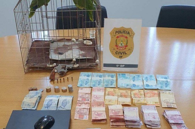 Durante a busca e apreensão, a polícia encontrou um revólver calibre 22, munições, dinheiro e aparelhos celulares  -  (crédito: PCDF/Divulgação)