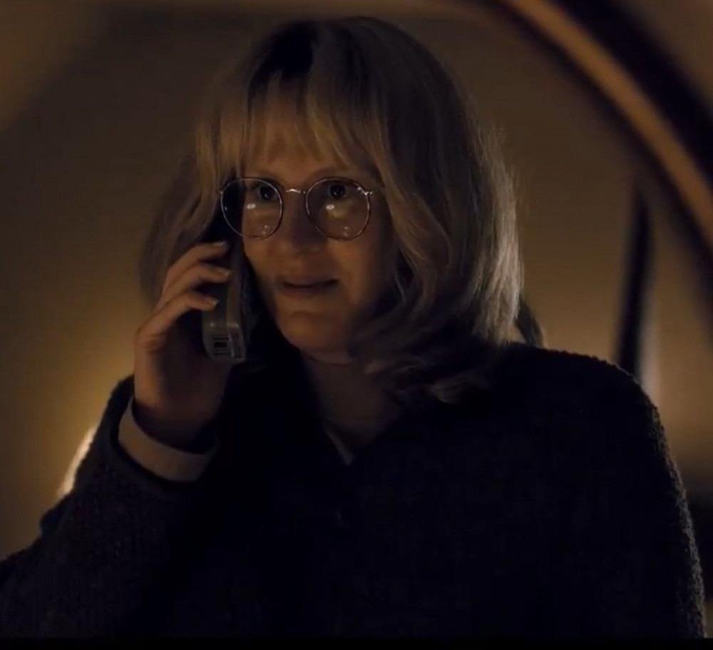 Sarah Paulson aparece irreconhecível como Linda Tripp, amiga de Monica e uma das peças-chave para o escândalo que envolve o presidente Bill Clinton