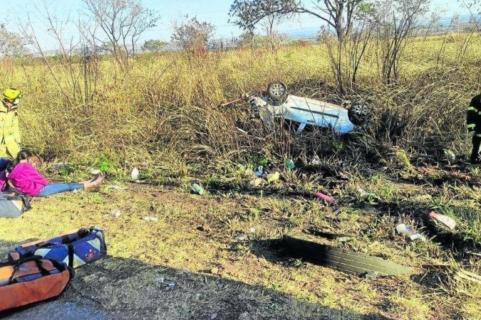 Veículo invadiu parada de ônibus, atingiu três pedestres, capotou duas vezes e parou com as rodas para cima na vegetação atrás do abrigo - (crédito: CBMDF /CB/D.A Press) Veículo invadiu parada de ônibus, atingiu três pedestres, capotou duas vezes e parou com as rodas para cima na vegetação atrás do abrigo - (crédito: CBMDF /CB/D.A Press)