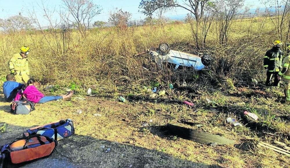 Carro avança sobre abrigo e deixa dois mortos e sete feridos na BR-070