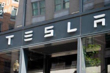 (FILES) In this file photo the Tesla logo is seen outside of their showroom in Washington, DC, on August 8, 2018. US safety officials opened a preliminary investigation into Tesla's Autopilot after identifying 11 crashes involving the driver assistance system, officials said on August 16, 2021. The incidents dating back to 2018 included one fatal crash and seven that resulted in injuries, according to the National Highway Traffic Safety Administration. (Photo by SAUL LOEB / AFP) -  (crédito: SAUL LOEB)
