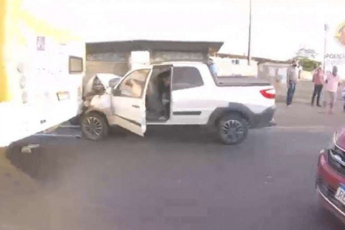 Homem colidiu com três veículos e quase atropelou pedestres - (crédito: PMDF/Divulgação) Homem colidiu com três veículos e quase atropelou pedestres - (crédito: PMDF/Divulgação)