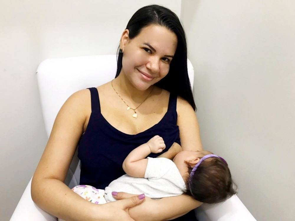 Cidades. A bancária Bruna Bôto amamenta a filha Manuela. Matéria sobre Agosto Dourado de 2021: amamentação e doação de leite materno