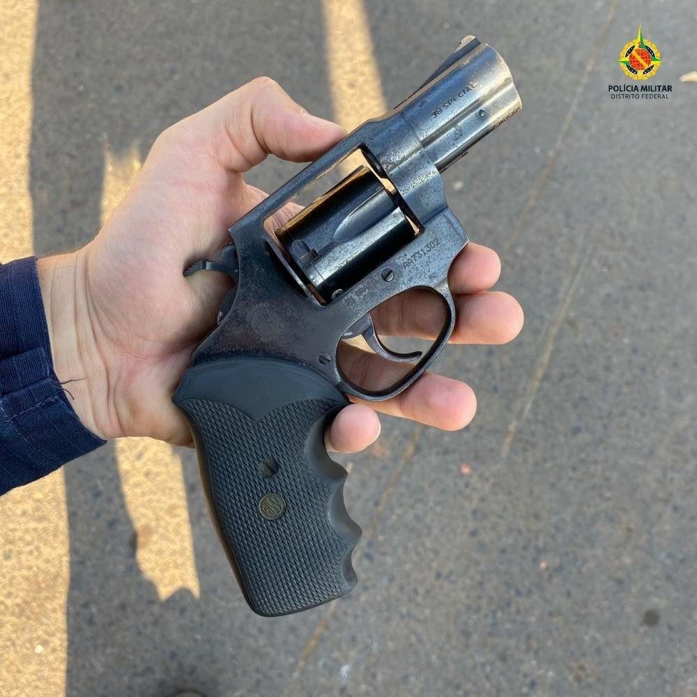 HOMEM É PRESO ACUSADO DE AGREDIR COMPANHERIA, ATEAR FOGO NA PRÓPRIA RESIDÊNICIA E PORTE ILEGAL DE ARMA DE FOGO