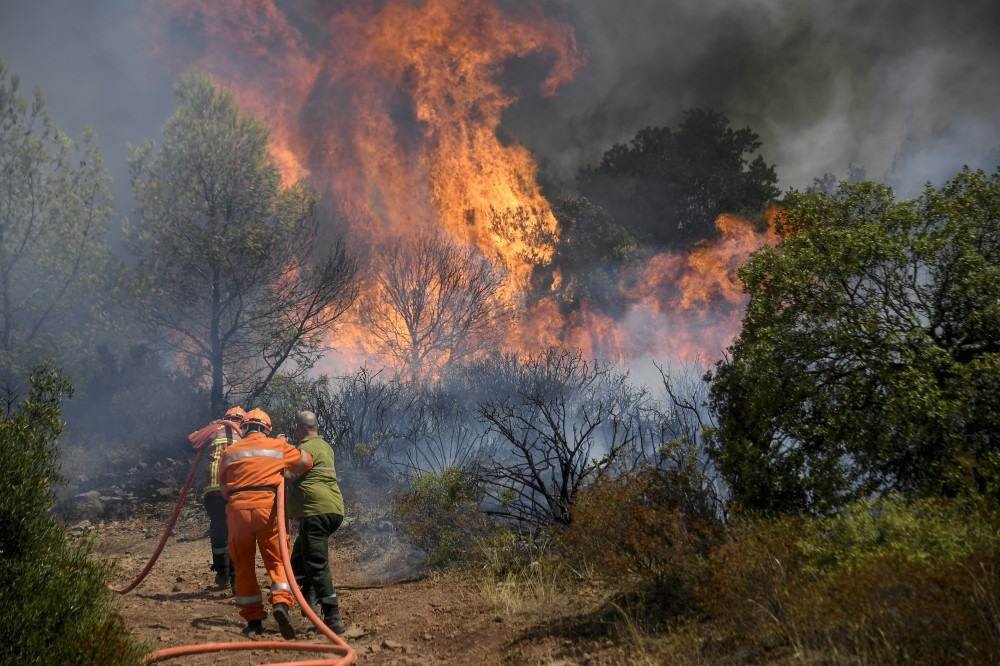 Incêndio na Costa Azul da França está limitado, mas não foi controlado