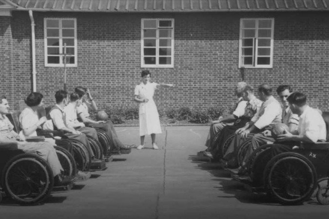 Fisioterapia no hospital com arremesso de bola