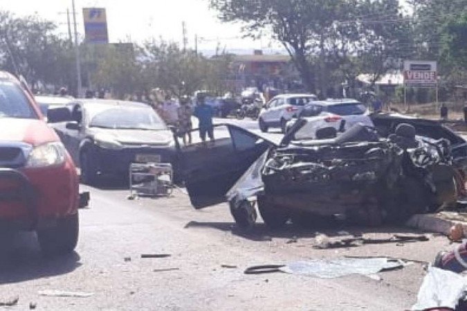Nas imagens, é possível ver que o carro dirigido pelo rapaz ficou completamente destruído - (crédito: CBMDF/Divulgação) Nas imagens, é possível ver que o carro dirigido pelo rapaz ficou completamente destruído - (crédito: CBMDF/Divulgação)