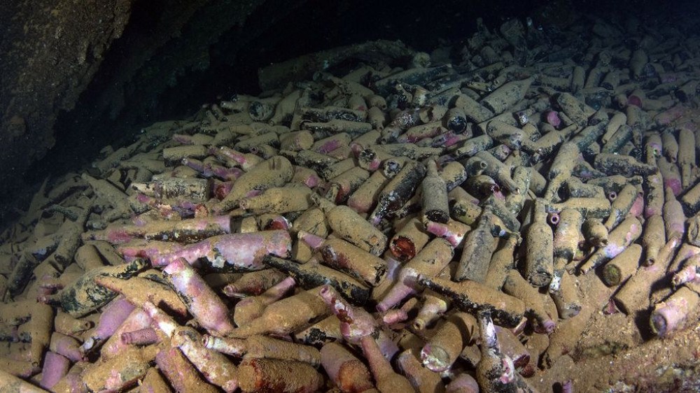 O tesouro escondido em garrafas de cerveja em navio afundado há 120 anos