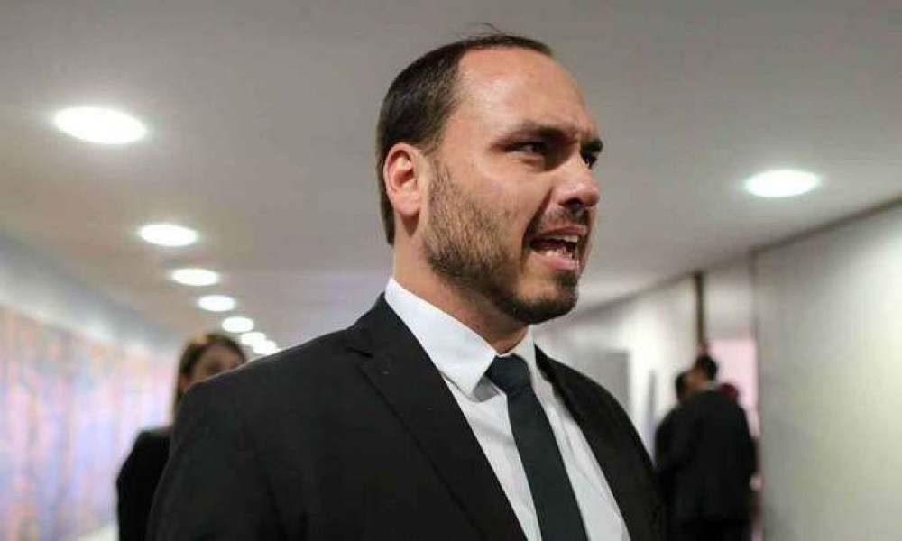 'Censura': Carlos Bolsonaro após TSE suspender verba para site de fake news