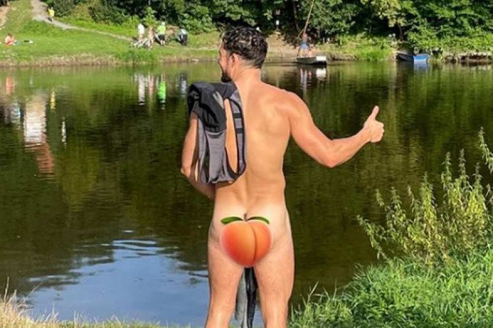 Orlando Bloom posta fotos nadando nu em lago e esquenta clima na internet