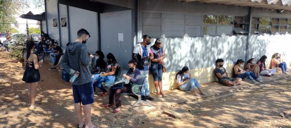 Na unidade básica de saúde (UBS) 5, de Taguatinga Sul, jovens entre 18 e 19 anos aguardavam cedo na fila para vacinação contra a covid-19 - (crédito: Ed Alves/CB/D.A Press) Na unidade básica de saúde (UBS) 5, de Taguatinga Sul, jovens entre 18 e 19 anos aguardavam cedo na fila para vacinação contra a covid-19 - (crédito: Ed Alves/CB/D.A Press)