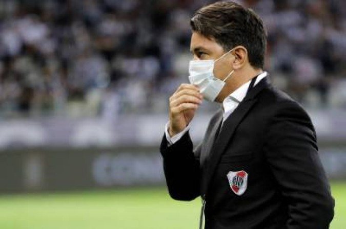 Argentina's River Plate coach Marcelo Gallardo gestures during the Copa Libertadores quarter-finals second leg football match between Brazil's Atletico Mineiro and Argentina's River Plate at the Minerao Stadium in Belo Horizonte, Brazil on August 18, 2021. (Photo by BRUNA PRADO / various sources / AFP)