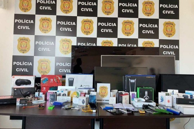 Na casa do fornecedor, a polícia encontrou diversos produtos eletrônicos  -  (crédito: cr&eacute;dito: PCDF/Divulga&ccedil;&atilde;o)