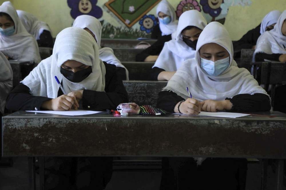 Meninas afegãs retornam à escola em Herat após a tomada de poder dos talibãs