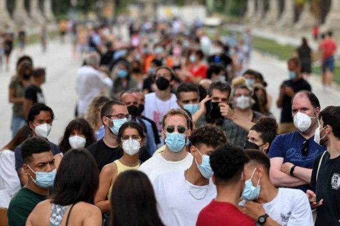 Fila em centro de imunização de Barcelona: cuidados em casa - (crédito: LLUIS GENE / AFP) Fila em centro de imunização de Barcelona: cuidados em casa - (crédito: LLUIS GENE / AFP)