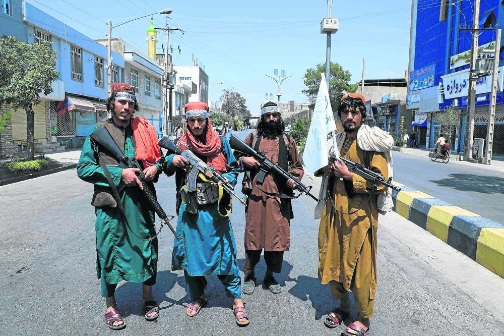 Talibãs caçam inimigos de porta em porta no Afeganistão