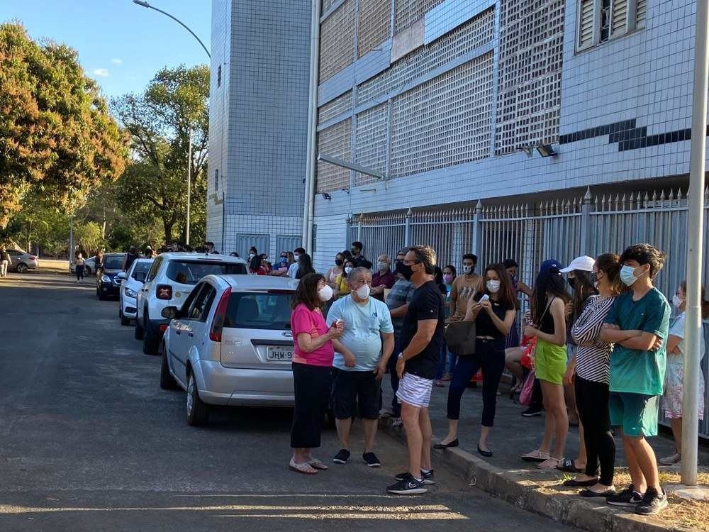 Covid-19: postos registram fila de espera por doses da xepa da vacina