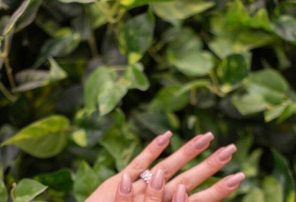 Bastante popular, a unha quadrada não vai bem em todos os tipos de mão



