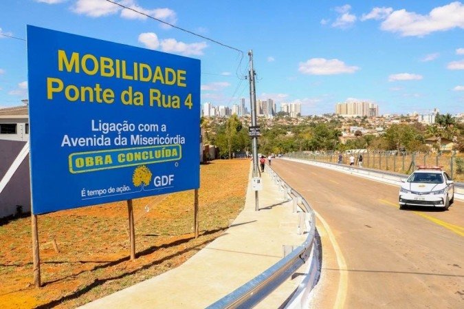 Vicente Pires ganhou nesta sexta-feira (20) mais uma obra estruturante: a ponte da Rua 4. Com 82 metros de extensão e 13,8 metros de largura, a estrutura erguida sobre o Córrego Samambaia liga a Rua 4 até a Avenida da Misericórdia, beneficiando mais de 20 mil pessoas diariamente. Foram investidos R$ 2,3 milhões na obra, que gerou mais de 170 empregos.