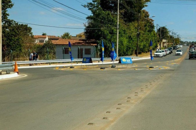 Vicente Pires ganhou nesta sexta-feira (20) mais uma obra estruturante: a ponte da Rua 4. Com 82 metros de extensão e 13,8 metros de largura, a estrutura erguida sobre o Córrego Samambaia liga a Rua 4 até a Avenida da Misericórdia, beneficiando mais de 20 mil pessoas diariamente. Foram investidos R$ 2,3 milhões na obra, que gerou mais de 170 empregos.