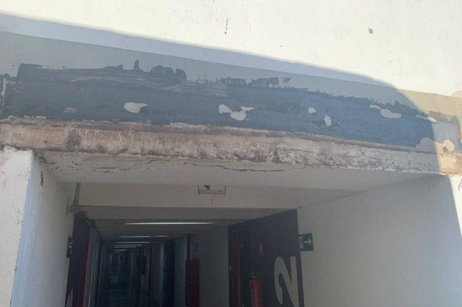 Parte de uma laje do bloco B, da Casa do Estudante da Universidade de Bras&iacute;lia (UnB), despencou na manh&atilde; desta sexta-feira (20/8).  -  (crédito: Imagens cedidas ao Correio)