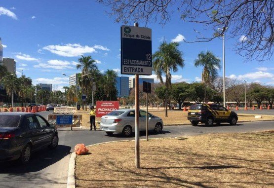 Movimentação no ponto de vacinação do Parque da Cidade neste sábado (21/8).